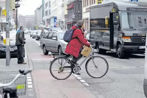 Momentaufnahme in der Fressgasse: Radfahrer riskieren oft die eigene Unversehrtheit.