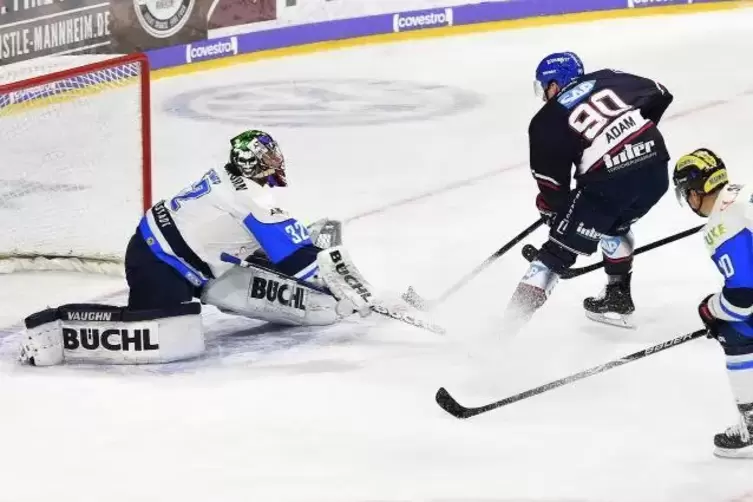 Luke Adam erzielt das 1:0 für die Adler. Foto: KUNZ