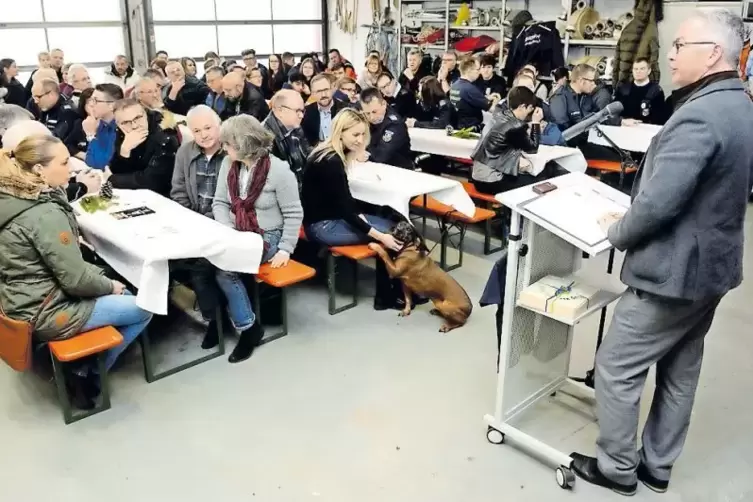 Volles Haus: Landrat Rainer Guth spricht bei der Einweihung des sanierten und erweiterten Feuerwehrdomizils in Alsenz zu den Gäs