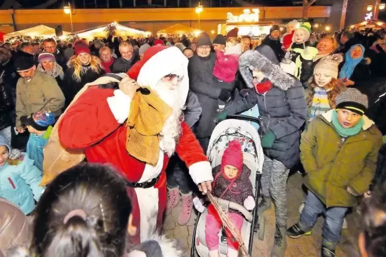 Einer der Stars des Abends: Kinder, Eltern und Großeltern umlagern den Nikolaus.