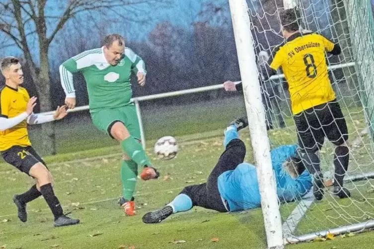 In den Derbys setzte sich der VfR Grünstadt II durch: Dominik Battistutta (grünes Trikot) trifft im Heimspiel gegen den SV Obers