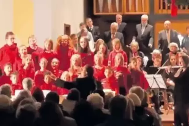 Die Kinderkantorei und der Jugendchor „Unisono“ ergänzen das musikalische Programm der Bezirkskantorei unter der Leitung von Mau