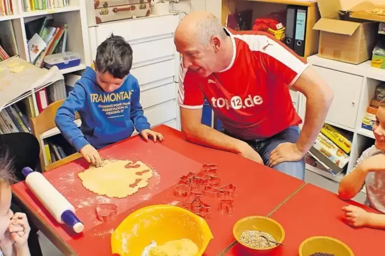 Erst die Arbeit, dann das Naschen: Mario Basler hilft den Kindern in Krickenbach beim Plätzchenbacken und verteilt danach Gesche