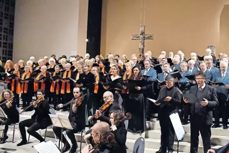 Großes Aufgebot: Fünf Solisten und die Kammerphilharmonie Mannheim waren beim Konzert der gemischten Chöre aus Friesenheim und M