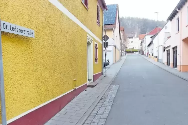 Im unteren Teil (Hauptstraße bis Parkdeck) wird die Dr.-Lederer-Straße zur Einbahnstraße, um Unfällen vorzubeugen.