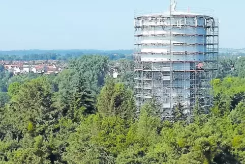 Die Gerüste am Berger Wasserturm werden derzeit abgebaut.