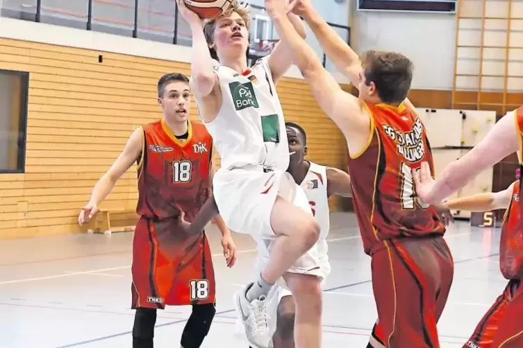 Ehrgeizig, fleißig und sehr talentiert: Valentin Rappold (am Ball) hat im Basketball noch viel vor.