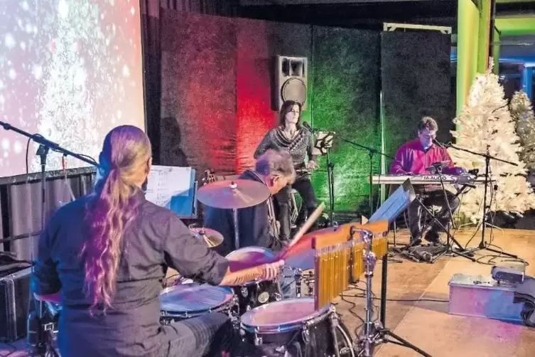 Beim Weihnachtskonzert „Round Christmas“ in der Integrierten Gesamtschule boten Maria Hemm (Gesang), Thomas Geib (Gitarre), Norb