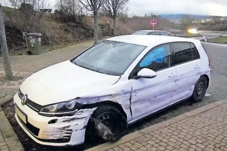 Obwohl der Unfallwagen stark beschädigt wurde, kam der Fahrer noch mit leichten Verletzungen davon.