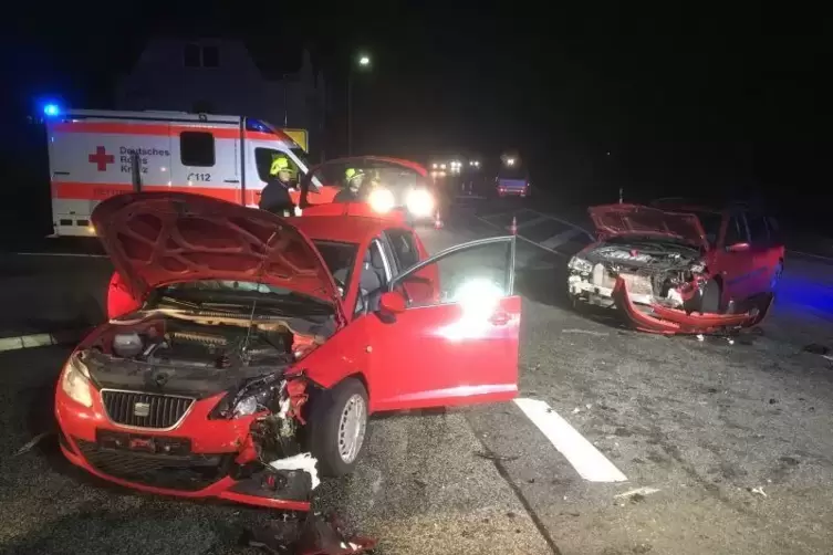 Unfall bei Alsenz: Vier Personen mussten ins Krankenhaus gebracht werden. Foto: tnt 