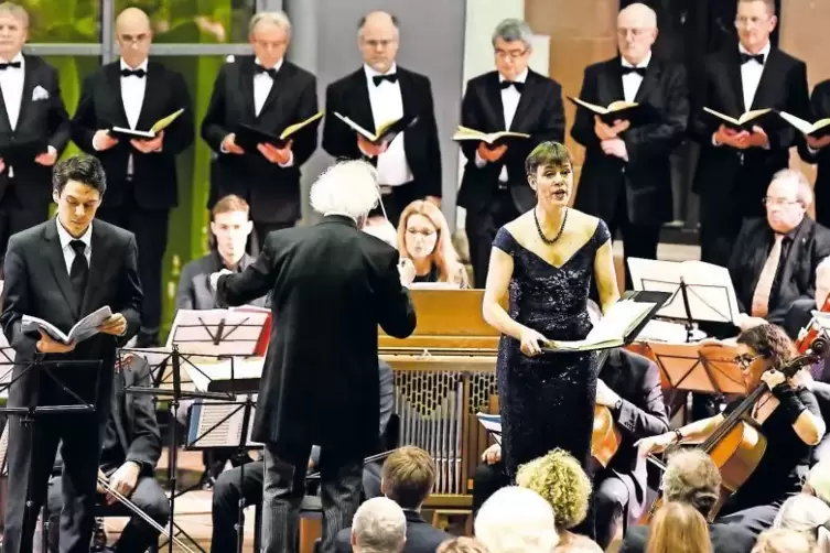 Freudenvolles Konzert: das Weihnachtsoratorium mit PalatinaKlassik unter Leo Kraemer. Rechts Susanne Schaeffer, links der Tenor 