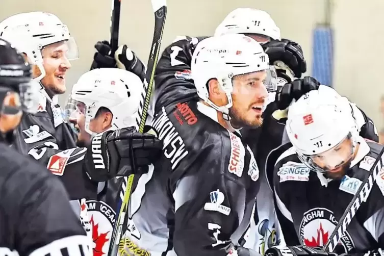 Da jubeln die Zweibrücker zu Recht: Dan Radke (rechts) trifft zum 5:1 und die „Hornets“ feiern einen ungefährdeten 8:1-Heimerfol