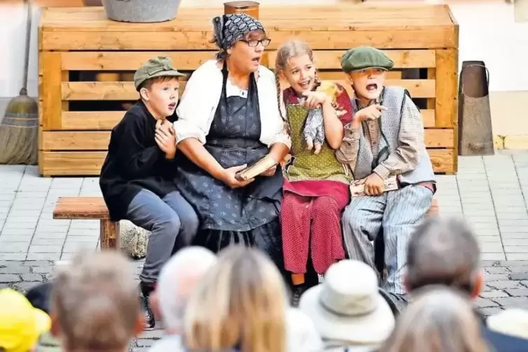 Ob als Schauspieler, Bühnenbauer, Weglotse oder Regisseur: 200 Lambsheimer sind am Stationentheater „Ausgepackt – Lambsheimer Ko