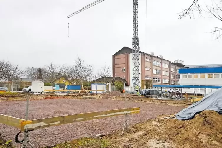 Der Kran steht schon: die Fläche vom Flugplatz aus gesehen.