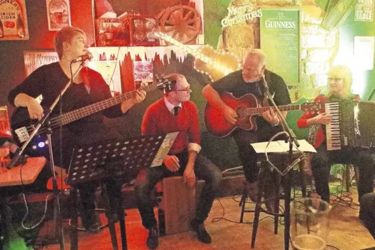 Das Trio Finale XL trat in einer etwas anderen Besetzung auf (von links): Carla Wack, Benjamin Marschall, Michael Wack und Barba