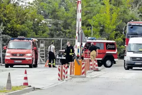 Am Tag des Störfalls auf der Heßheimer Deponie sind rund 130 Kräfte im Einsatz. Besonders die Feuerwehrleute werden später immer