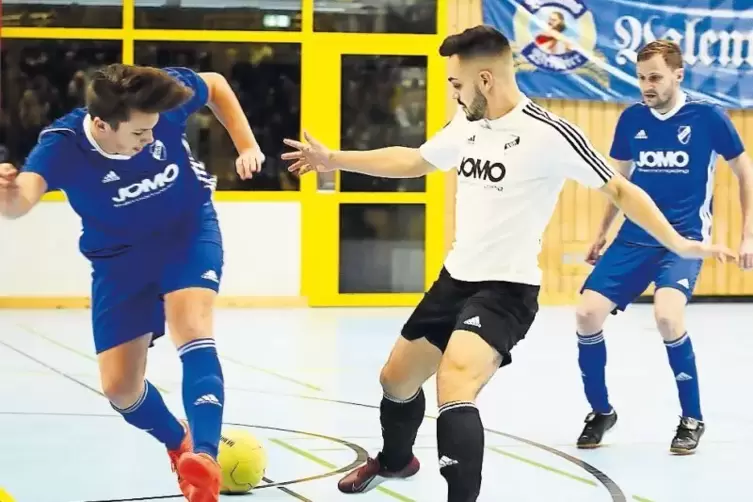 Christoph Stemmler (Mitte) von der Rieschweiler Verbandsliga-Truppe traf im Finale gegen die vereinseigene Zweite zwar zum 2:2. 