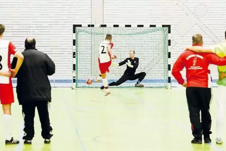 Der SV Gundersweiler, hier Michael Hammerschmidt beim Sechsmeterschießen im A-Klasse-Turnier, rutschte 2018 als Nachrücker in da