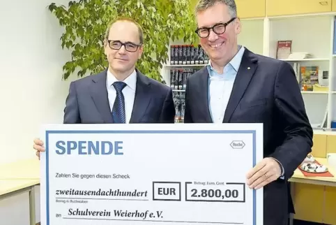 Michael Scholz (links), der Leiter des Gymnasiums Weierhof, und Michael Wöhler, Geschäftsführer der Roche Diabetes Care GmbH, be