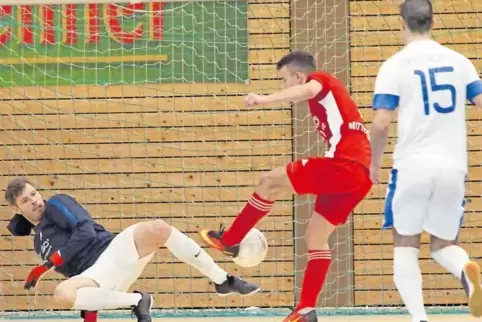 Offenbachs Jonas Mittenbühler (rotes Trikot) scheitert an dem Büchelberger Torwart Denis Thomas. Rechts Gianluca Calabrese, der 