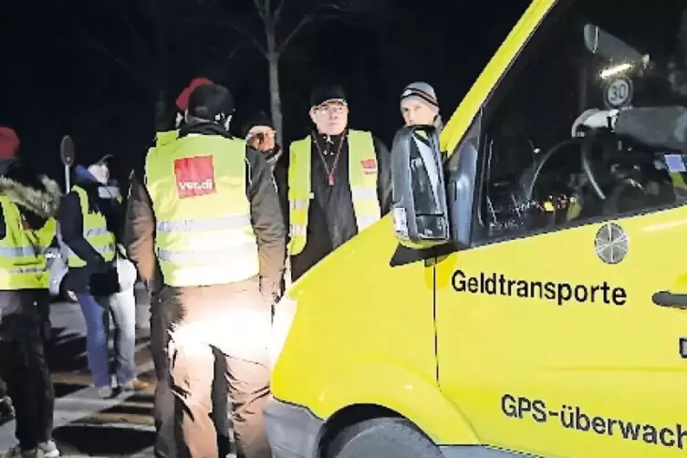 Teilweise wurden auch Banken in der Region gestern von den Fahrzeugen der Geldtransportunternehmen nicht angesteuert, da sich di