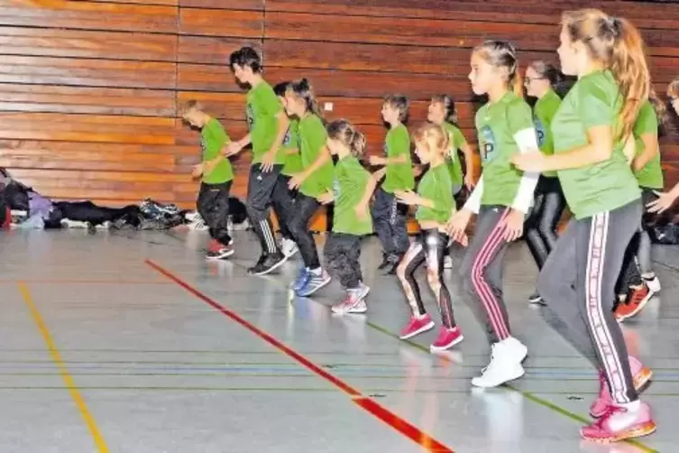 Gut besuchtes Training: Endurance-Team-Übungsleiterin Birgit Schwarz-Weichhart (links) zeigt, unterstützt von Chika Ikpa, wie`s 