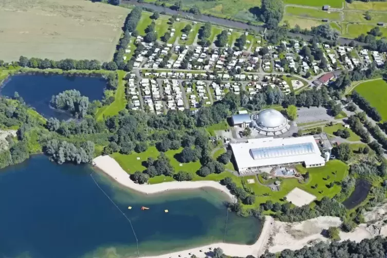 Das ehemalige Freizeitbad Moby Dick (länglicher Bau) könnte abgerissen werden und dort Wochenendhäuser entstehen. Auf dem Foto o