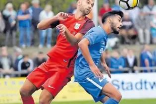 Phönix Schifferstadts Dominik Jolic (links) erzielte beim 2:0-Sieg im Derby gegen den FSV (hier mit Burak Tuna) das Führungstor.