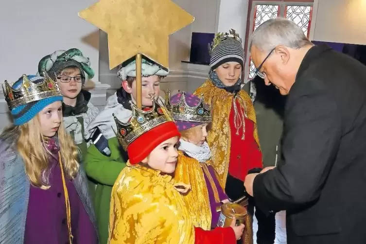 Besuch beim Speyerer Bischof: Karl-Heinz Wiesemann (rechts) empfängt eine Sternsinger-Gruppe.