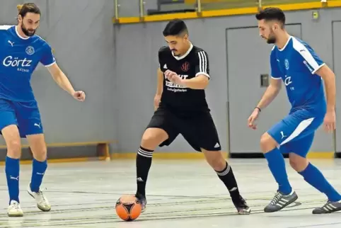 Im Finale fehlte es dem Ludwigshafener SC, hier Ali Uenlueyurt (schwarzes Trikot) mit den SV-Spielern Markus Schneider (links) u