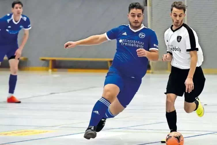 Gegen den FC Pirates hatte der FV Freinsheim (in blau) bei den Futsal-Kreismeisterschaften in Frankenthal keine Chance.