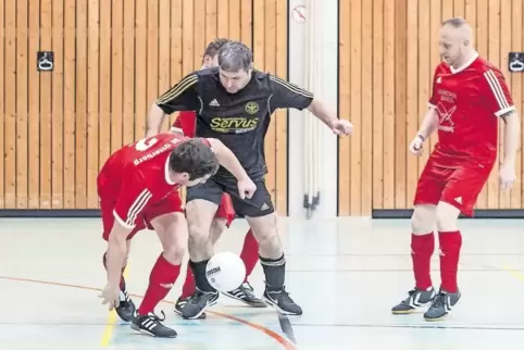 Umkämpft: Im Eröffnungsspiel setzte sicht der FC Phönix Otterbach mit Bekim Sop (schwarzes Trikot) gegen den SV Otterberg mit 3: