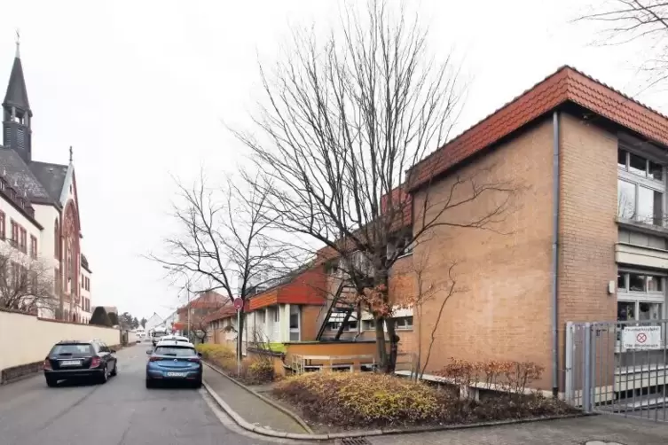 Das Förderzentrum in Herxheim (rechts) ist 47 Jahre alt und nach Einschätzung der Caritas nicht mehr zeitgemäß.