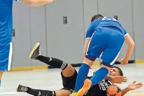 Beim Futsal ist Technik gefragt. Das Finale zwischen dem SV Südwest Ludwigshafen und dem LSC war eine klare Sache. Im Bild: Dean