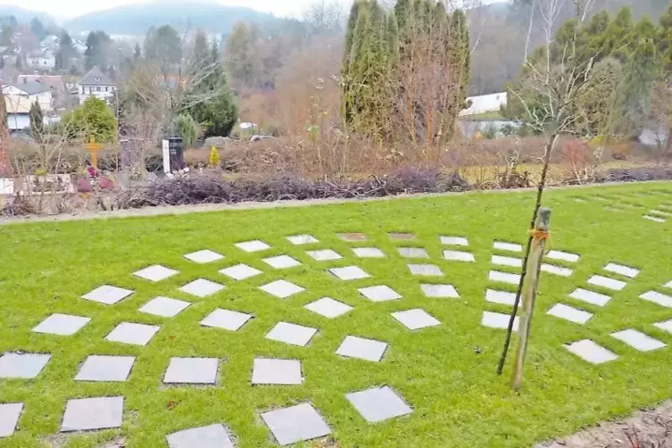 Auf dem Hauensteiner Friedhof wurden in drei solchen Halbkreisen rund 170 Rasen-Grabstellen für Urnen angelegt.