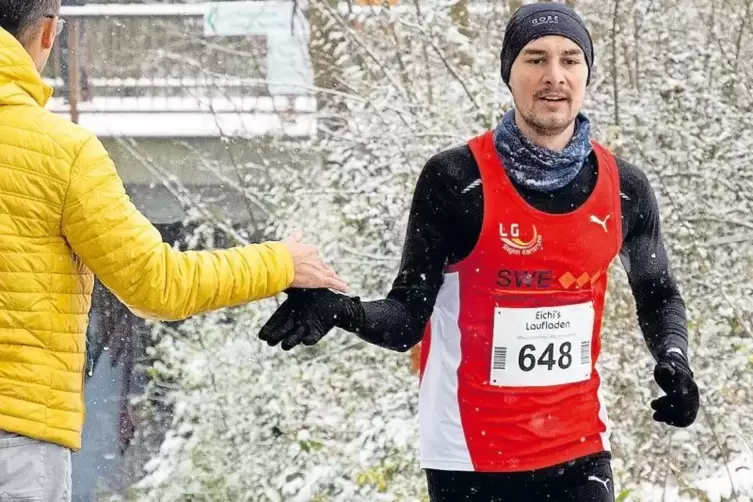 Gratulation an den Ersten: Jan Lukas Becker beim Auftakt der Winterlaufserie.