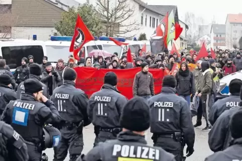 Und dazwischen die Polizei. Lautstark demonstrierten linke Gruppierungen gegen die Versammlung des „Frauenbündnis Kandel“.