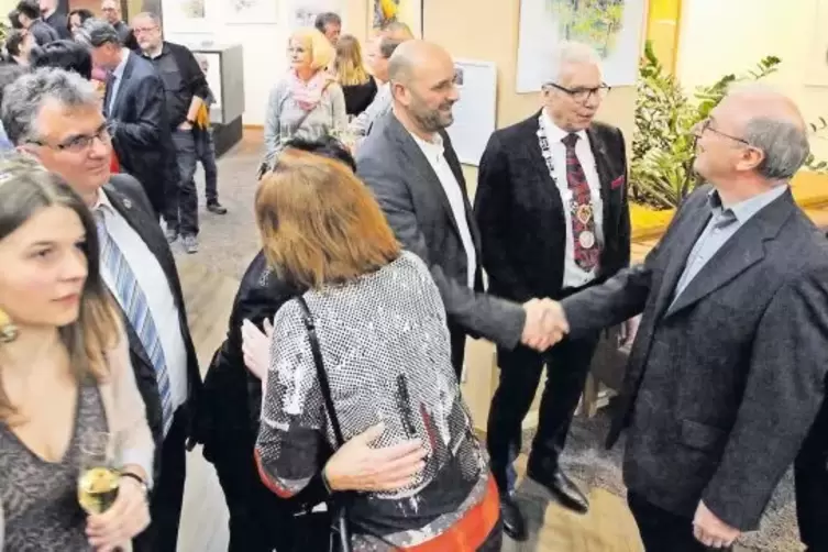 Viele Hände mussten am Freitagabend Stadtbürgermeister Fred Holger Ludwig (Dritter von rechts) und die Beigeordneten Martin Wich