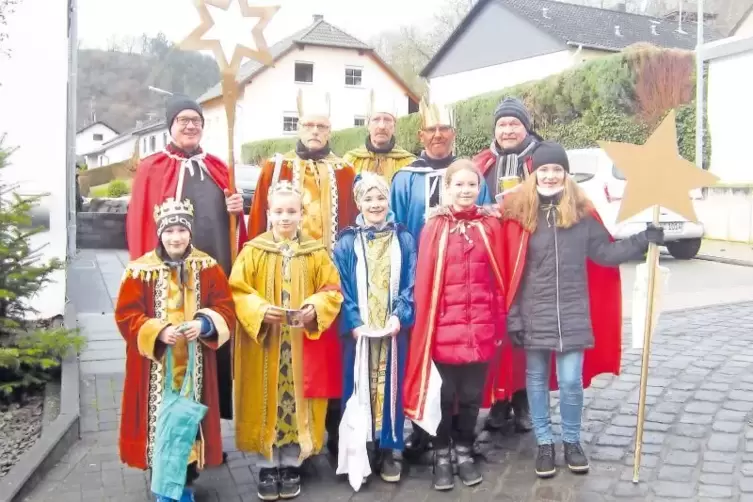 Fünf Erwachsene als Verstärkung für die Sternsinger – dazu gehört auch Ortsbürgermeister Peter Schmitt (hintere Reihe, rechts).