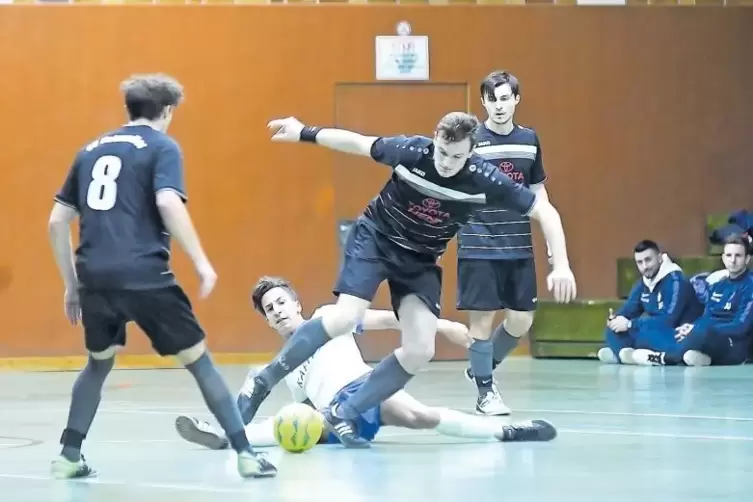 Packende Szene aus dem Finale zwischen dem SV Katzweiler (schwarze Trikots) und dem SV Alsenborn.