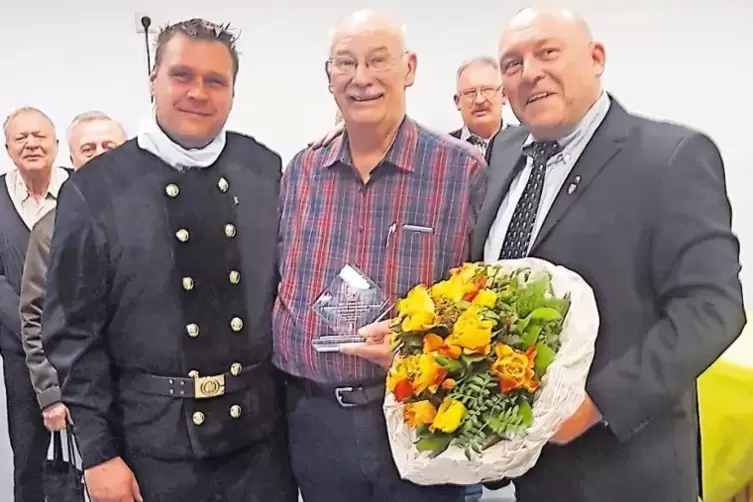 Nahm die Ehrenstele Dansenbergs entgegen: Hermann Diem (Mitte) wurde von Ortsvorsteher Franz Rheinheimer (rechts) für seine Verd