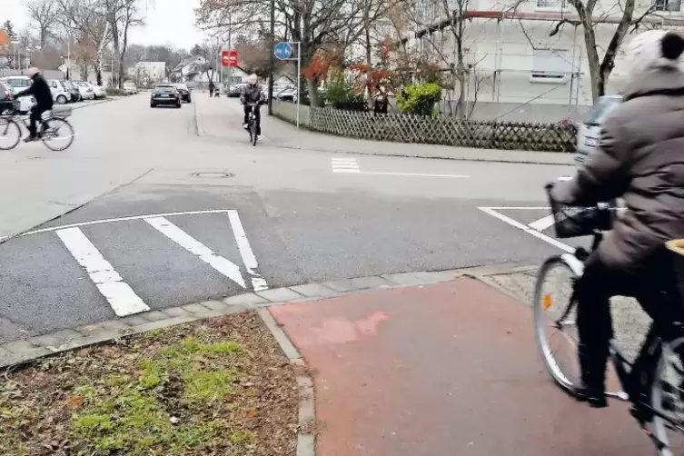 Fehlende Sicherheit an der Kreuzung Theodor-Heuss-Straße und Friedrich-Ebert-Straße: Hier bemängelt der ADFC, dass es für Autofa