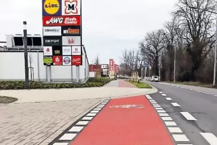 So sehen die neuen Markierungen für Radwege in Kreuzungsbereichen aus. Die weißen Piktogramme sollen auf die Radwege aufgetragen