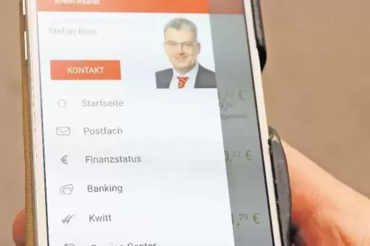 Das Smartphone ist heutzutage die kleinste Bankfiliale, bei der sogar Überweisungen per Foto getätigt werden können. Hier die S-