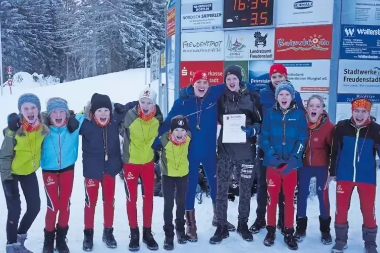 Die beiden fürs Bundesfinale qualifizierten Teams des Immanuel-Kant-Gymnasiums Pirmasens: von links Charlotte Stark, Maya Sänger