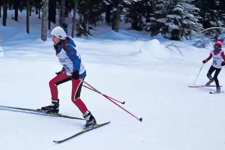 Ana-Fe Müller vom Immanuel-Kant-Gymnasium Pirmasens überholt direkt nach dem Start des 2,3-Kilometer-Rennens der Altersklasse WK