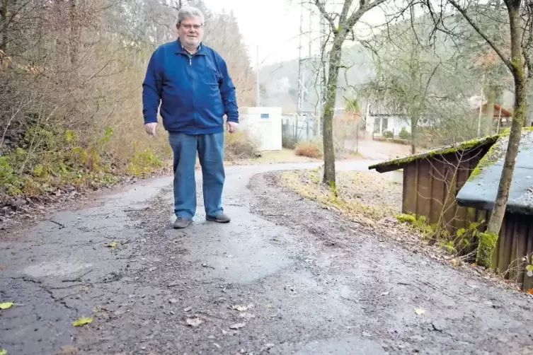 Ortsvorsteher Jörg Walter auf dem maroden Weg hoch zum Sportplatz. Er soll wie andere Wirtschaftswege im Frühjahr in Ordnung geb