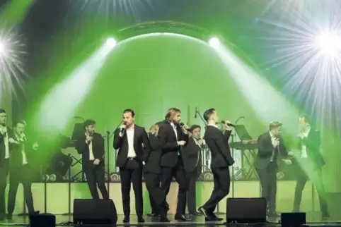 Die Choreografien der zwölf Tenöre erinnerten manchmal an die Backstreet Boys.