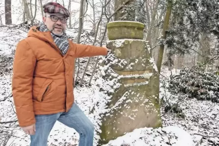 Ortsvorsteher Thorsten Peermann freut sich auf das Jubiläum des SV Wiesenthalerhof. Ein Gedenkstein erinnert an verstobene Verei