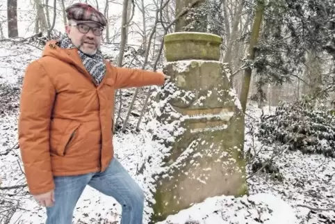 Ortsvorsteher Thorsten Peermann freut sich auf das Jubiläum des SV Wiesenthalerhof. Ein Gedenkstein erinnert an verstobene Verei